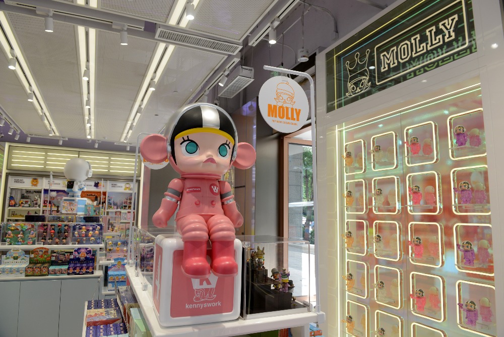 Molly displayed in a Pop Mart shop