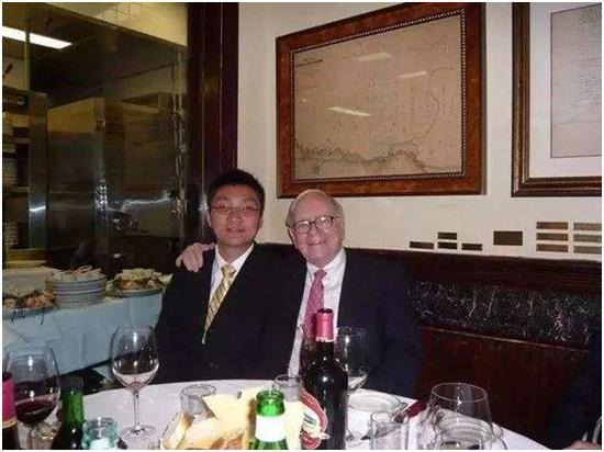 Huang Zheng and Warren Buffett.