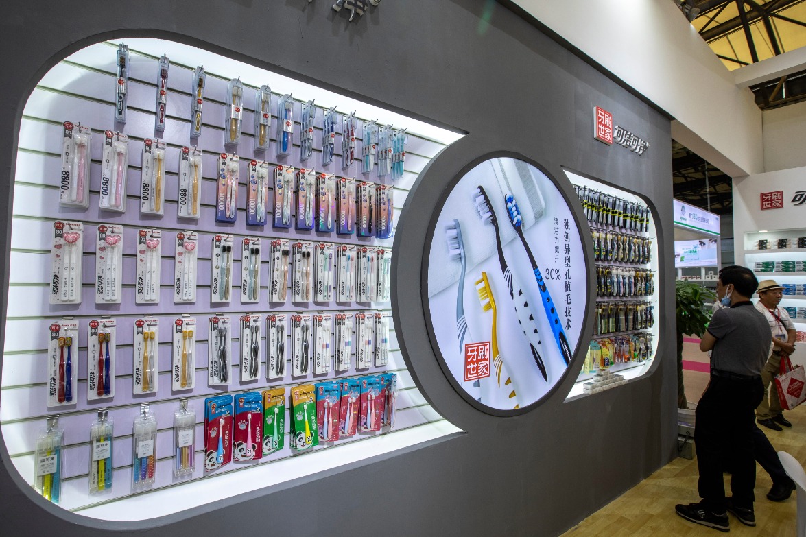 2020年第三届上海国际个人护理用品展，江苏三笑集团展出三笑牙刷等产品。