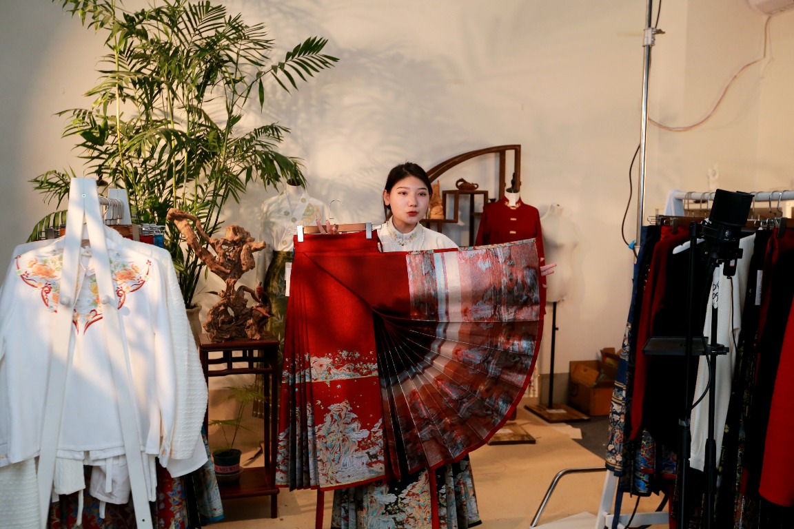 Daji Town Hanfu livestreamer
