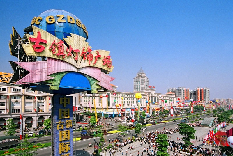 中山古鎮大大小小燈飾商店，多達三萬八千家，而燈飾銷量佔全國市場七成、全世界五成。