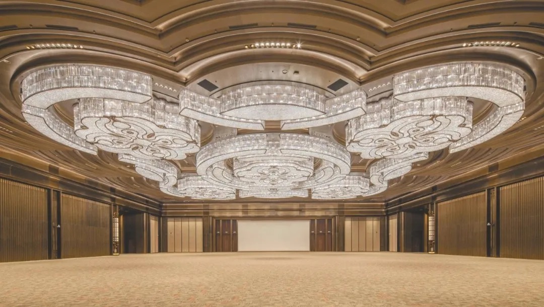 由100多萬顆水晶組成、40噸重的花瓣造型天花燈，展示中山古鎮製造的魅力。