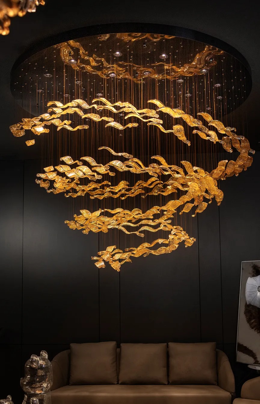 中山古鎮製造的吊燈中山古鎮製造的吊燈，以金邊環繞，螺旋上升造型，寓意步步高升，兼具藝術性與實用性。