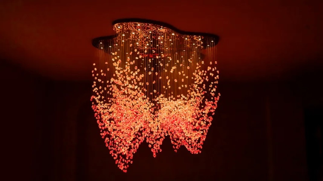  另一中山製造燈飾，以紅色手工琉璃石組成，光彩奪目的光影，塑造成連綿起伏的群山。