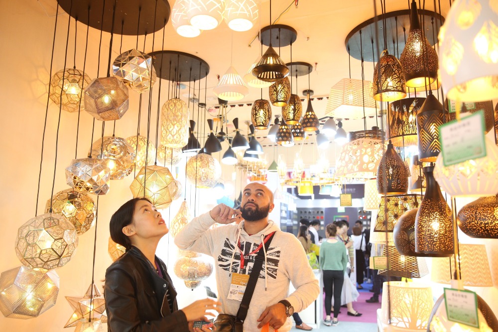 每年春秋兩屆的古鎮燈博會，參展商都會展示各種特色燈具，吸引不少中外商家前往訂購。