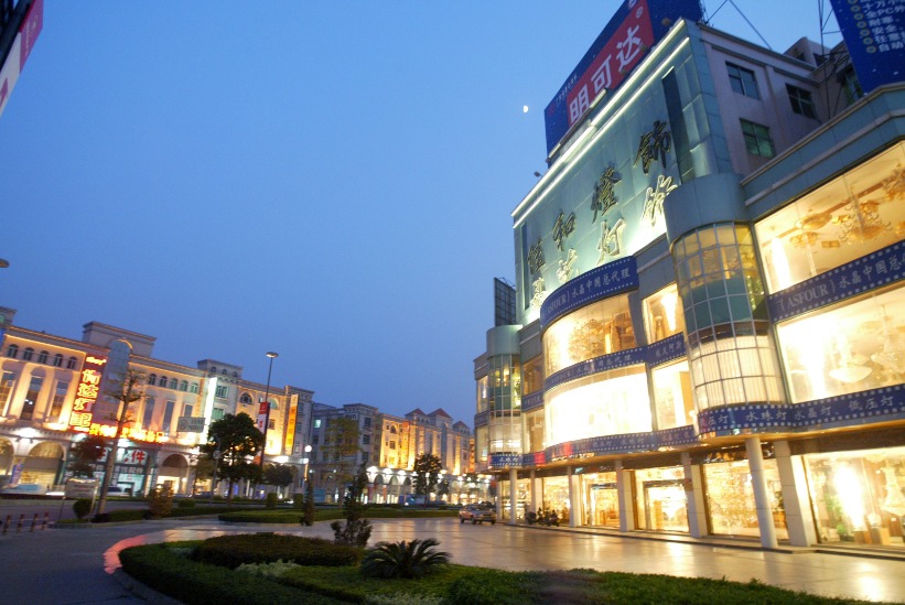 中山古鎮以照明燈飾產業聞名，大大小小的燈飾商店或大型燈飾中心林立。