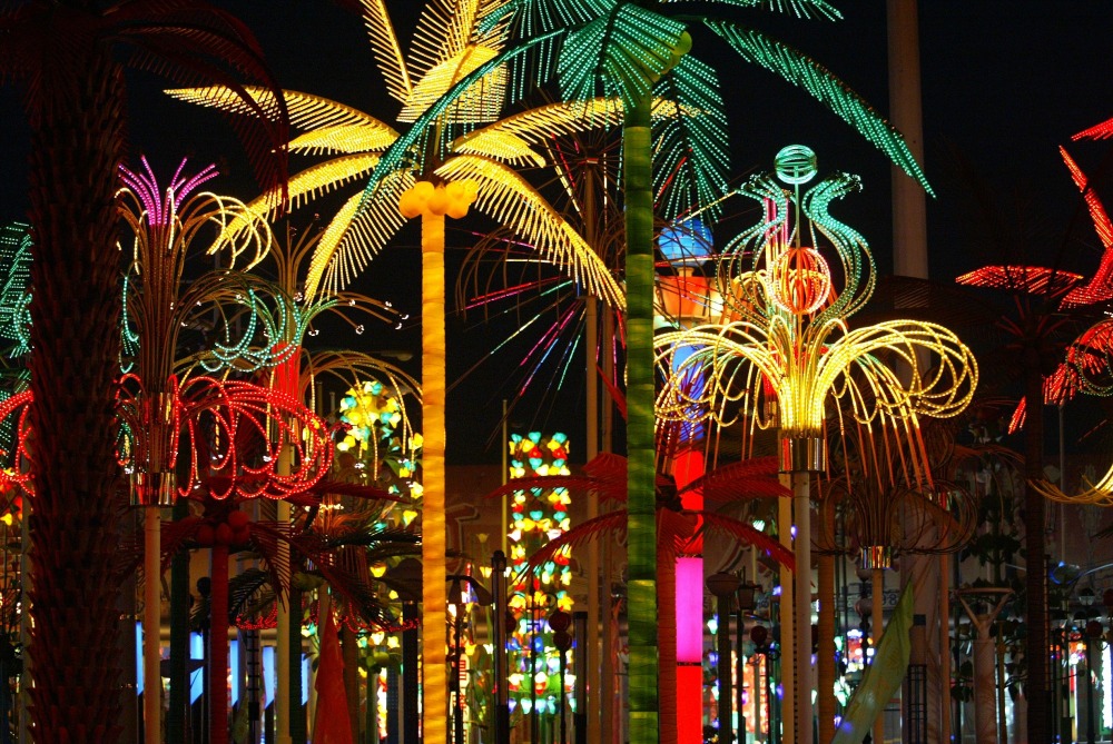 中山古鎮的街頭，充滿着不同造型和顏色的燈飾裝飾。