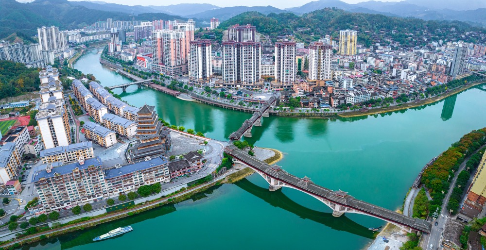 航拍貴州錦屏縣的城市風光。