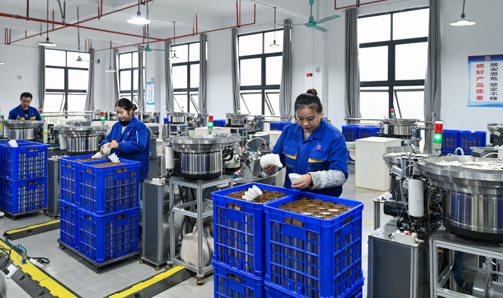 羽毛球重要生產基地錦屏縣 製造羽毛球要經過洗毛、分級、插球、成品檢查等38道工序。圖為錦屏縣的羽毛球工廠。