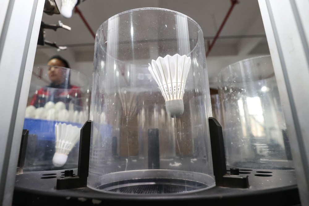 羽毛球重要生產基地錦屏縣 在貴州錦屏縣一間羽毛球生產工廠中,工人正在測試半成品的羽毛球。