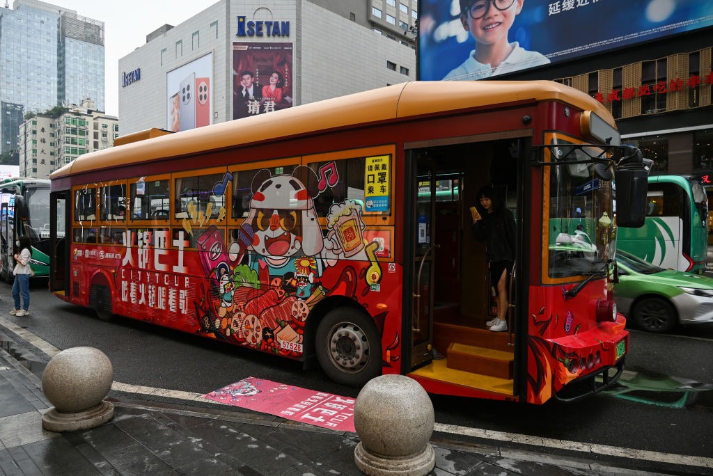 四川廣漢火鍋巴士 四川廣漢市為中國火鍋食材之都。廣漢的火鍋牛油,佔據全國市場三成份額,川渝地區六成以上鮮毛肚都是「廣漢製造」。