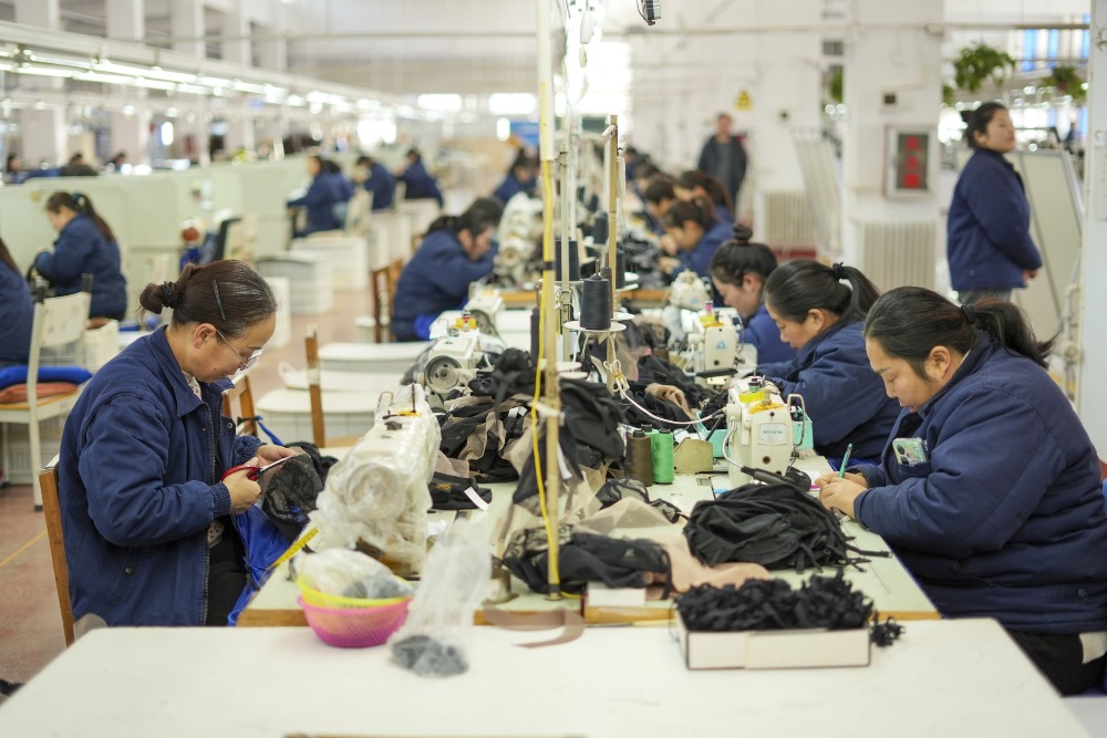 許昌一間假髮廠房的工人正趕上出口假髮訂單