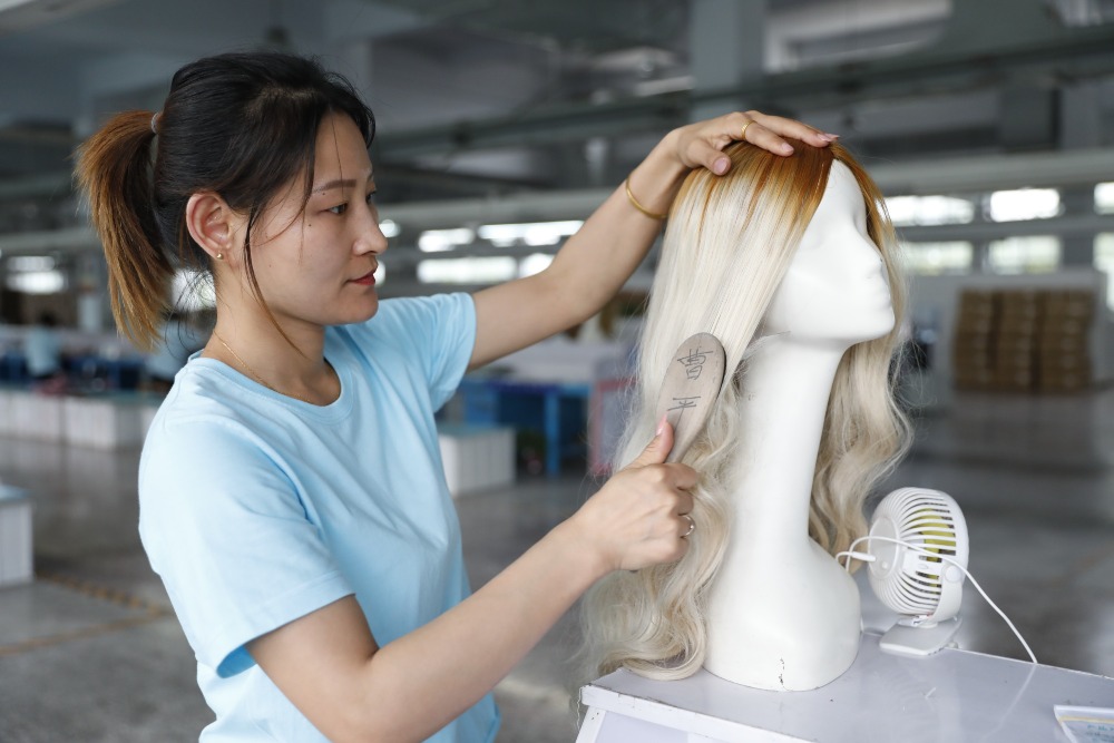 假髮製作過程複雜，包括脫鱗、染色等工序，成型過程經開料、整毛、烘髮等十多個環節。