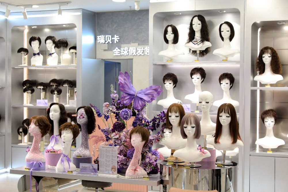 瑞貝卡擁有多個知名假髮品牌，產品包括真人假髮、化纖假髮等。