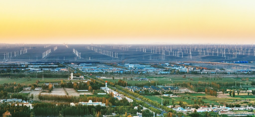 瓜州縣俯瞰圖，城鎮遠處是戈壁灘上的一座座風力發電機