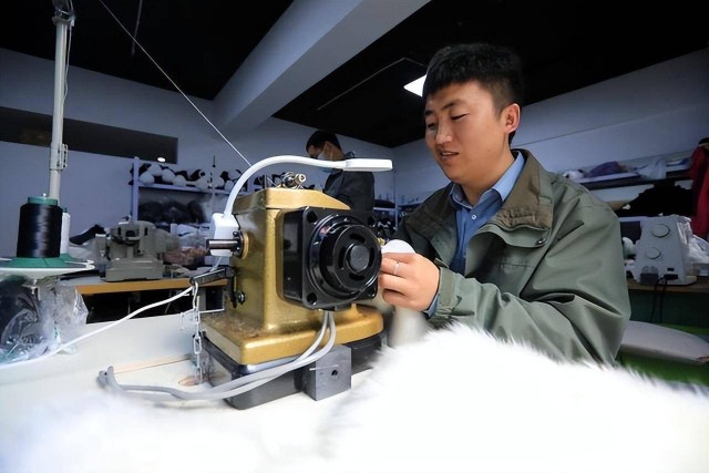 Liu Tao crafting panda plush toy