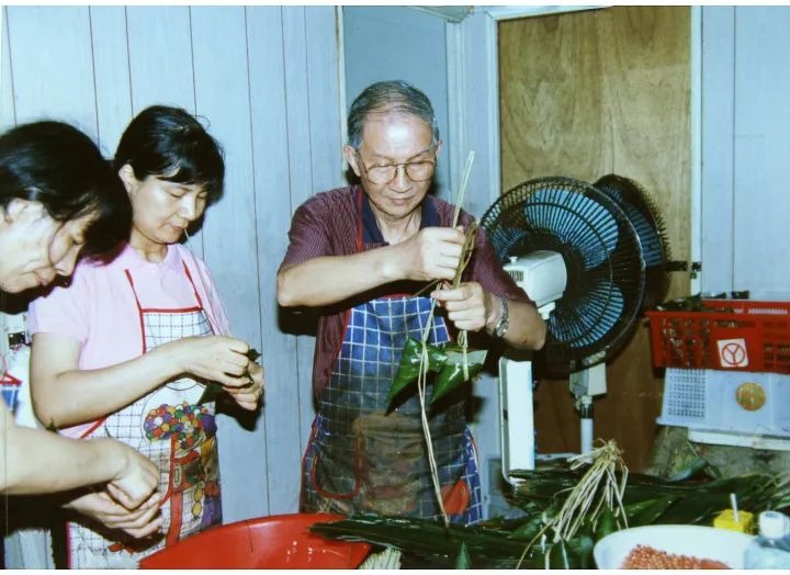 Hong Kong small vendor Cheung Kit aid education in Shangyu