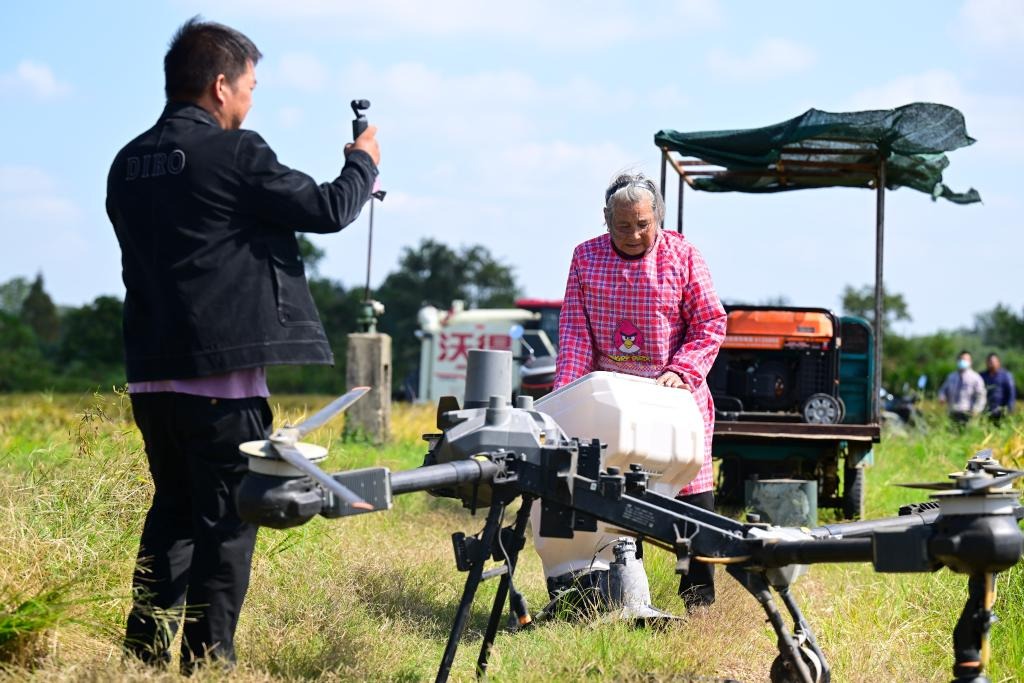 戴淑英跟孫兒王甜甜一起拍攝短視頻