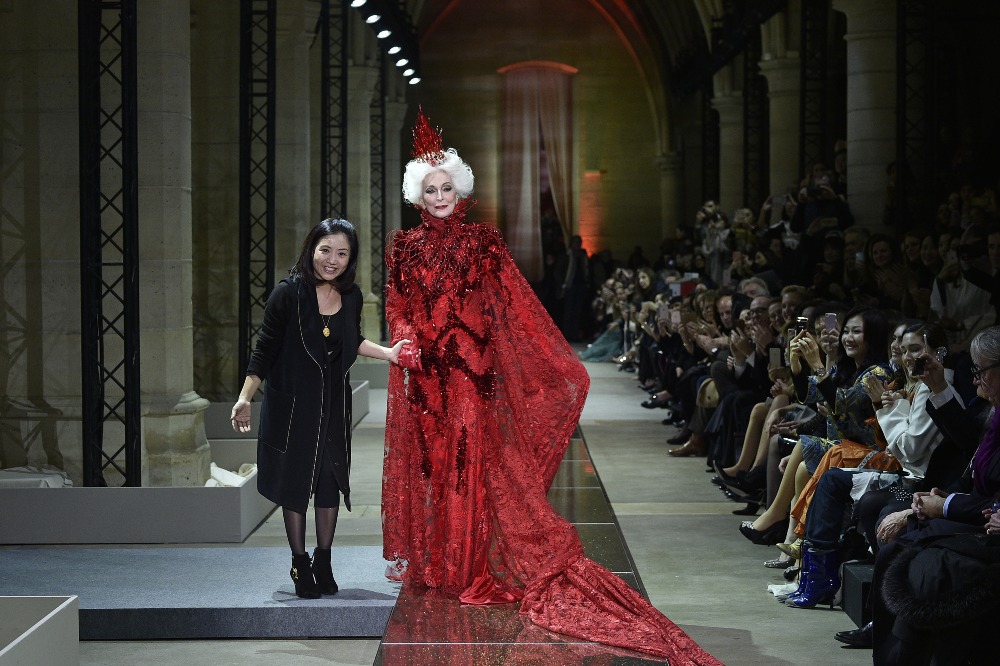 郭培和卡門（Carmen Dell'Orefice）在2017年巴黎時裝騷上