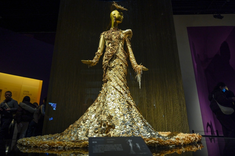 四川成都博物館舉行「金線－從北非到東亞的黃金服飾風尚」特展，圖為郭培作品