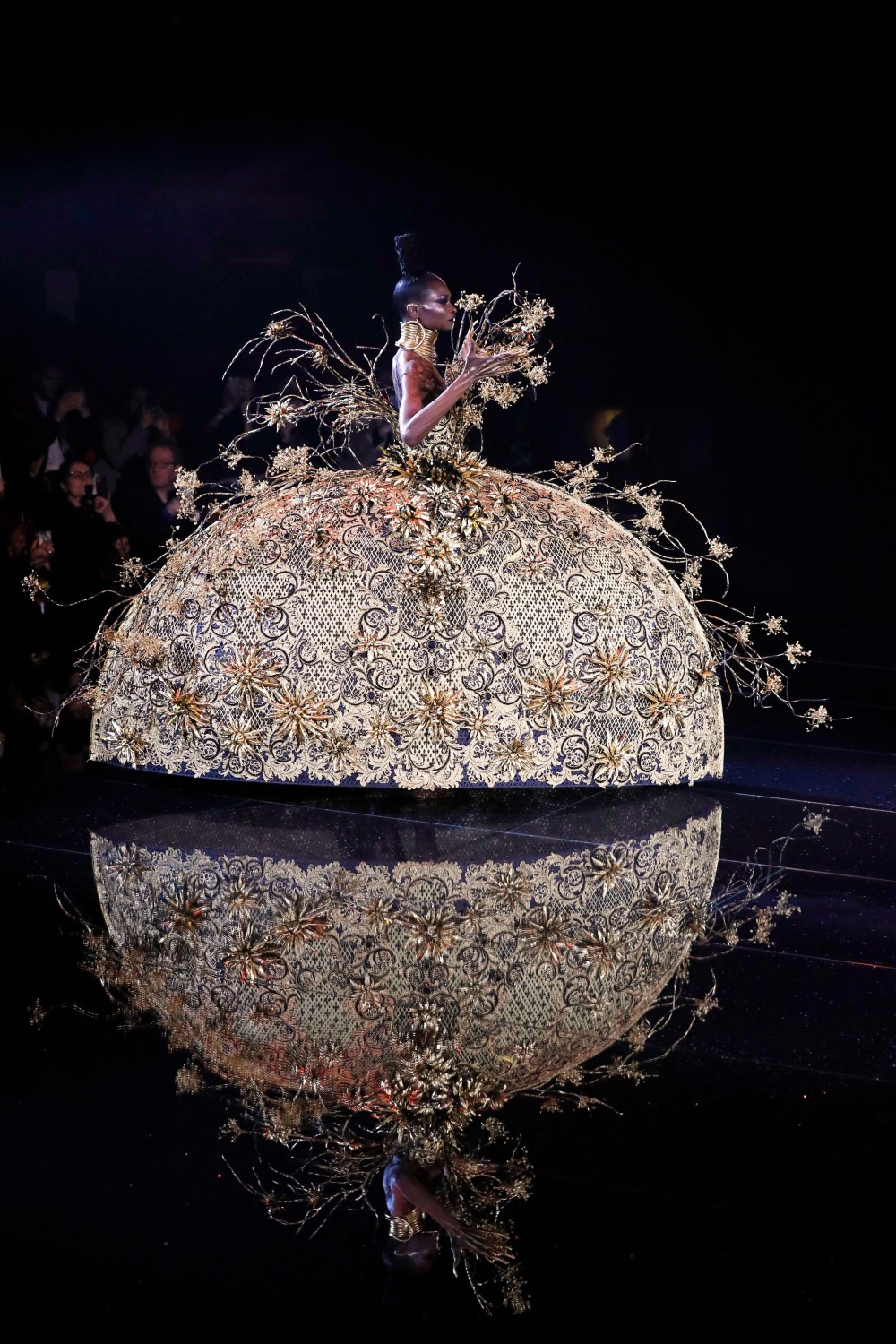 《大金船》來自2018年《極樂島》系列