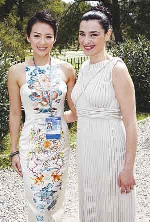 2008年，章子怡在希臘雅典聖火採集儀式上身穿郭培作品。