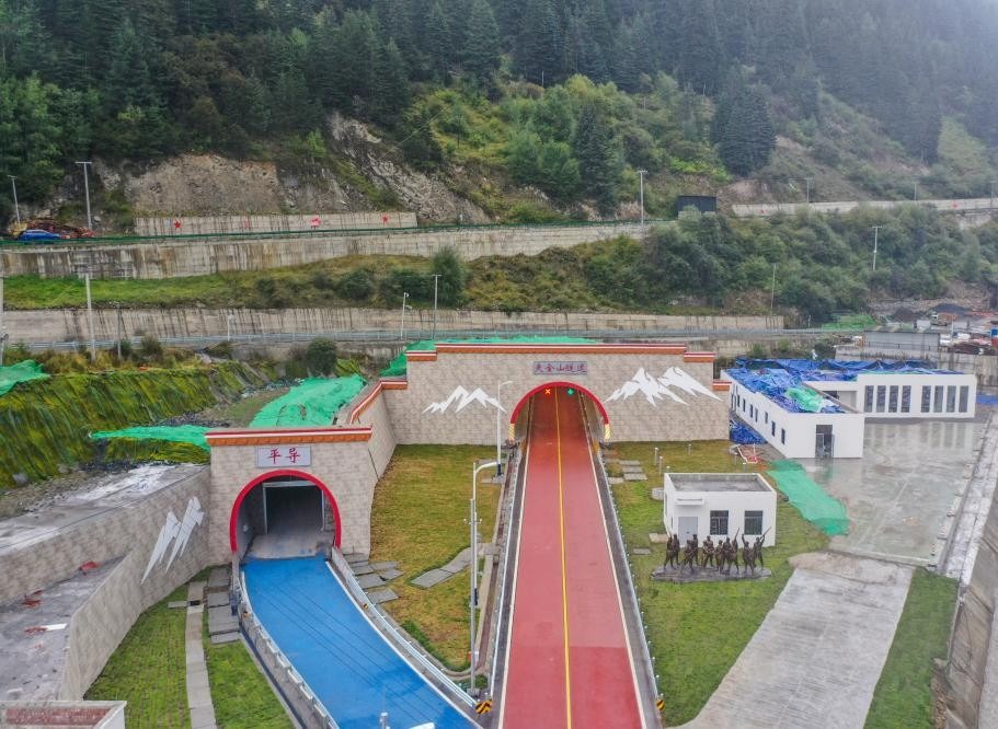 夾金山隧道建設的難關眾多，包括了地質、選址和工期問題。圖為夾金山隧道小金端出口。