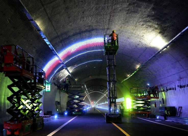 2025年10月通車的夾金山隧道，結合600多位工程人員經歷三年的艱苦努力而建成。