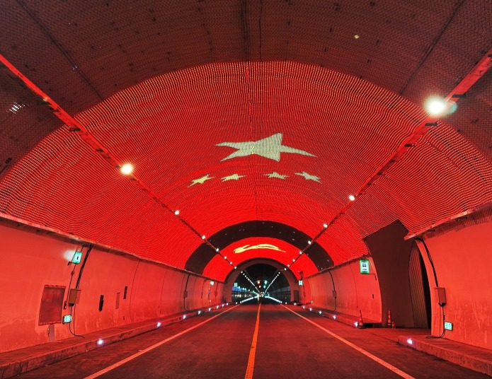 夾金山隧道的穹頂上面，設計了五星紅旗的燈光設計。