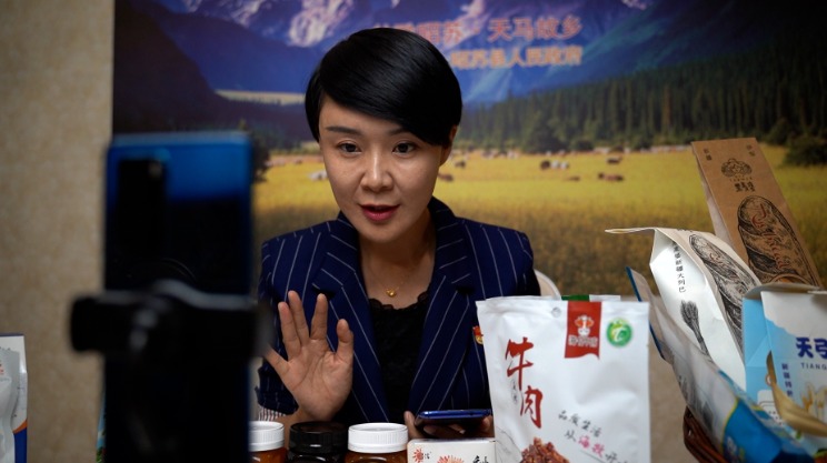 賀嬌龍自2020年5月開始直播推銷昭蘇的特色農產品，初時成績並不理想。