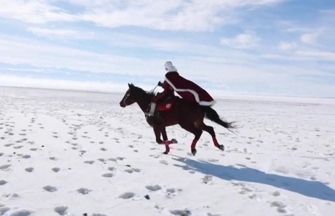2020年12月，時任新疆伊犁昭蘇縣副縣長賀嬌龍在雪地中颯爽策馬的短片，令她迅速爆紅。