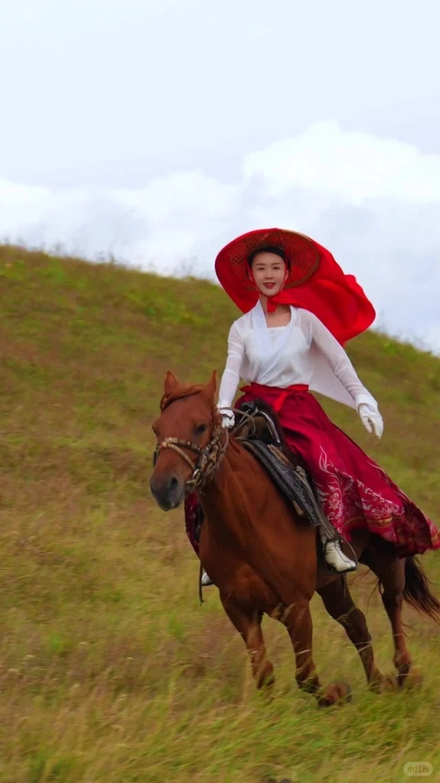 賀嬌龍曾經三次墜馬及骨折受傷。