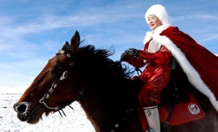 賀嬌龍在家郷新疆昭蘇縣策馬雪地上，為當地旅遊作宣傳。