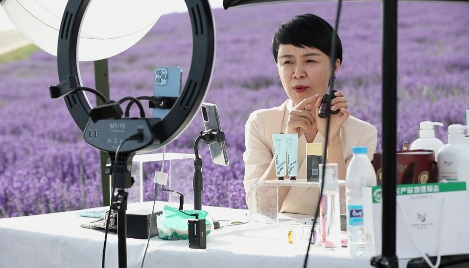 被稱為「網紅局長」的賀嬌龍，由2020年至2025年底累計助農直播逾500場。