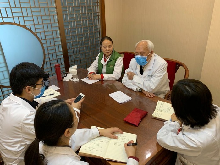 百歲國醫劉志明 劉志明教授與病人面診結束後,跟學生討論病情。