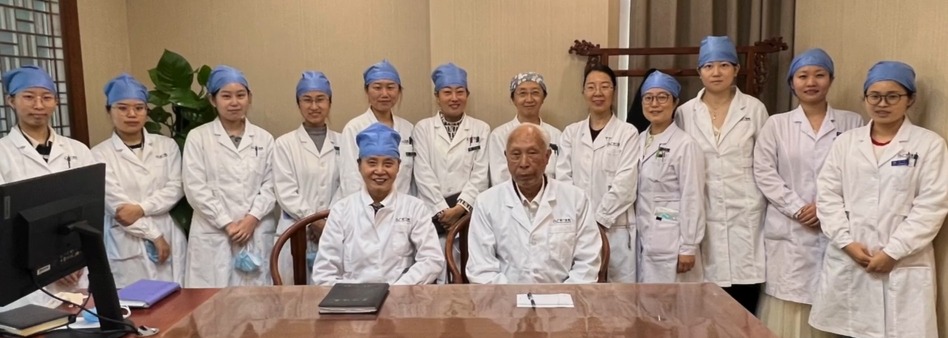 百歲國醫劉志明 劉志明教授和女兒劉如秀(前排坐椅者)與師承弟子合照。