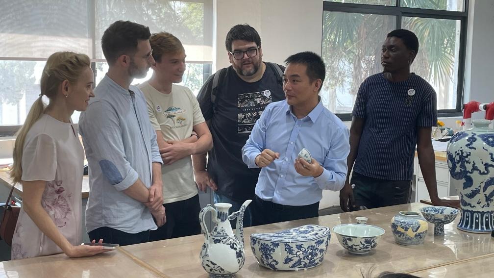 景德鎮御窯博物院院長翁彥俊與文明碎瓷對話 景德鎮御窯博物院院長翁彥俊(右二)正向外國遊客介紹景德鎮的陶瓷。