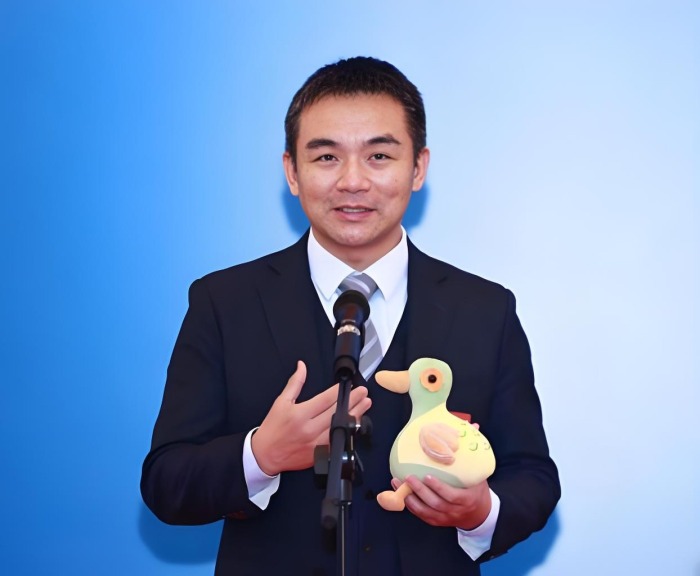 景德鎮御窯博物院院長翁彥俊與文明碎瓷對話 24年,景德鎮御窯博物院院長翁彥俊出席江西政協會議時,帶來御窯博物院「歲歲鴨」IP公仔。