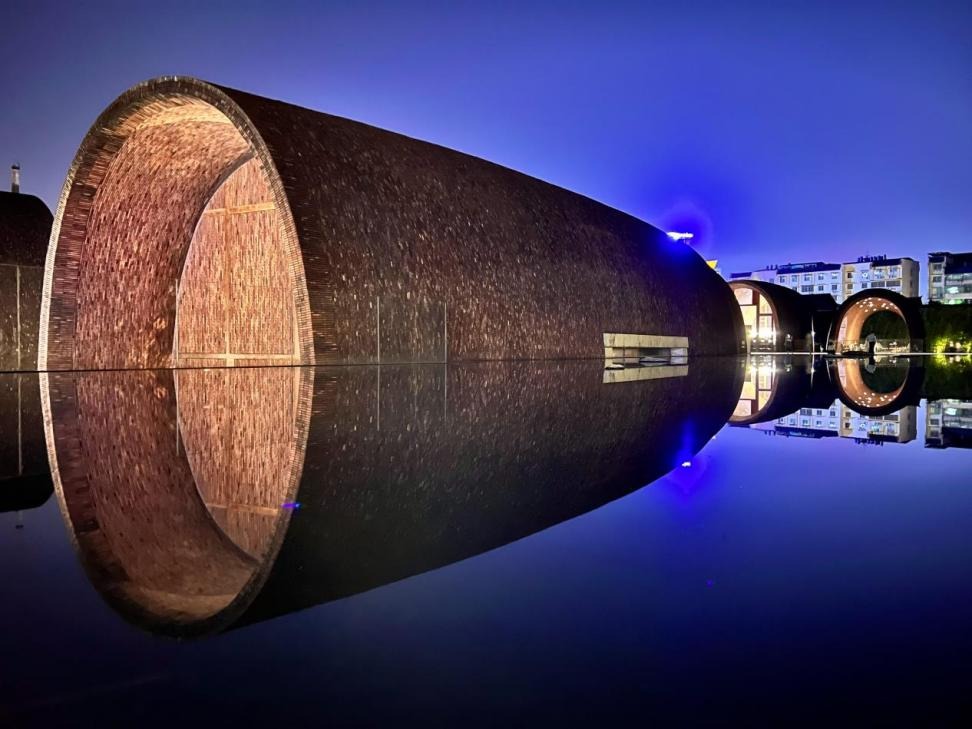 景德鎮御窯博物院院長翁彥俊與文明碎瓷對話 由90萬塊老窯磚砌成的景德鎮御窯博物館,2025年接待遊客超過260萬人次。