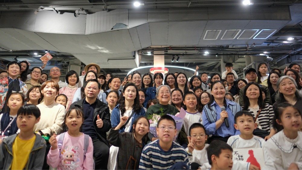  蔡皋獲得國際安徒生獎插畫家獎後，在長沙分享會上，與數百位讀者見面。