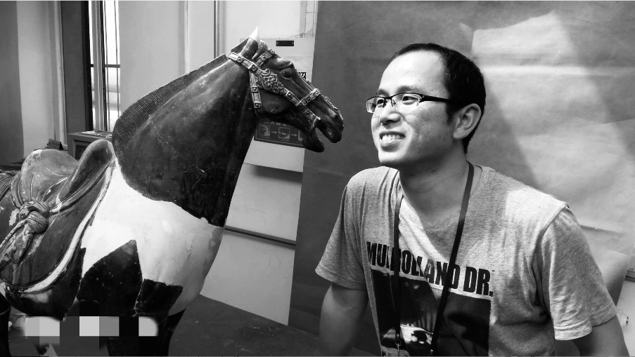 葉君2009年在清華大學碩士畢業後，曾任職上海電視台、央視等，其後投身紀錄片創作。