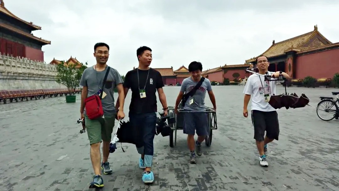 紀錄片《我在故宮修文物》導演葉君（右一）及製作團隊