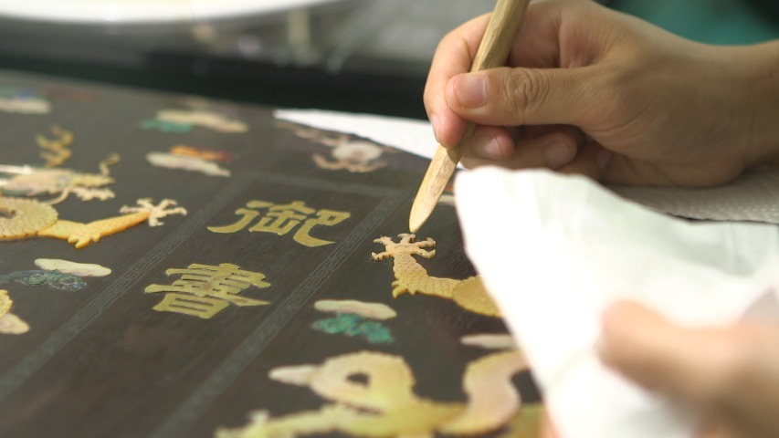 紀錄片《我在故宮修文物》近距離展示了鑲嵌組修復師的修復技藝