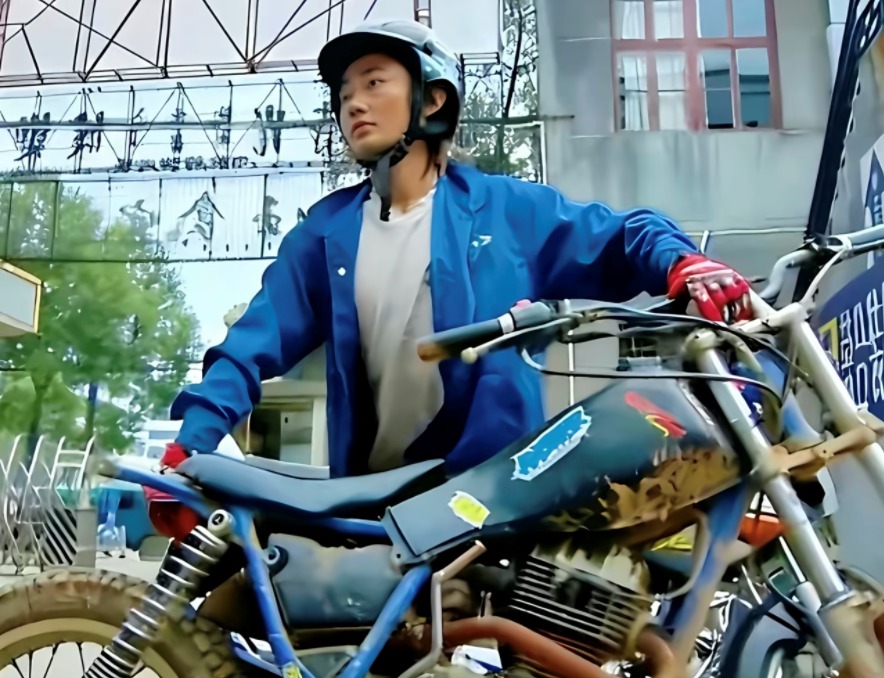 少年張雪熱愛電單車，14歲輟學後，省吃儉用買下一輛二手電單車，自學特技駕駛。