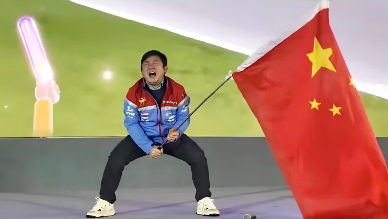 張雪 張雪見證張雪機車贏得世界超級電單車錦標賽葡萄牙站冠軍,激動地揮舞着手中的國旗。