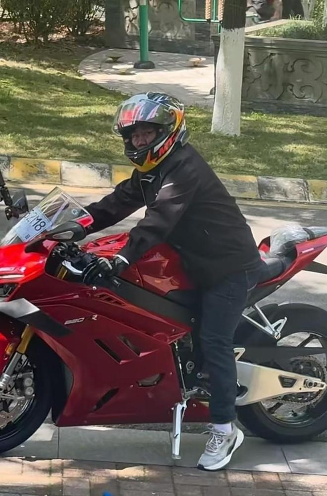 張雪 張雪親自試駕自家製造的冠軍車型820RR-RS電單車。