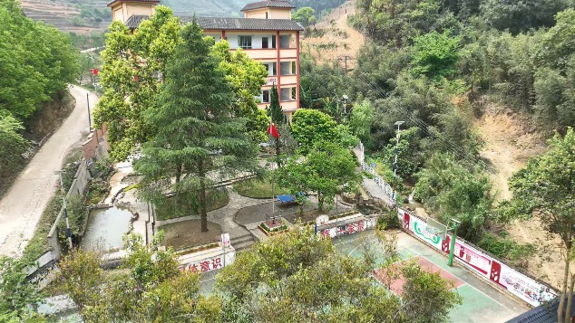 位於雲南廣南縣深山區的落松地小學，是農加貴用上40年守護的學校。