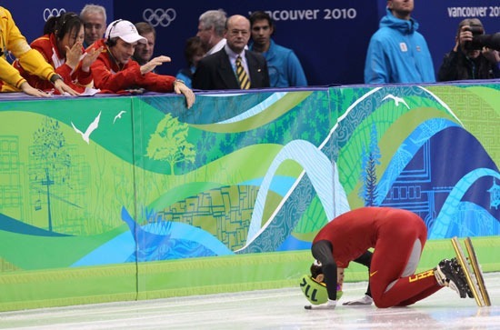 王濛在2010年溫哥華冬奧會衛冕短道速滑500米金牌，滑過終點後向教練李琰行跪地磕頭大禮。