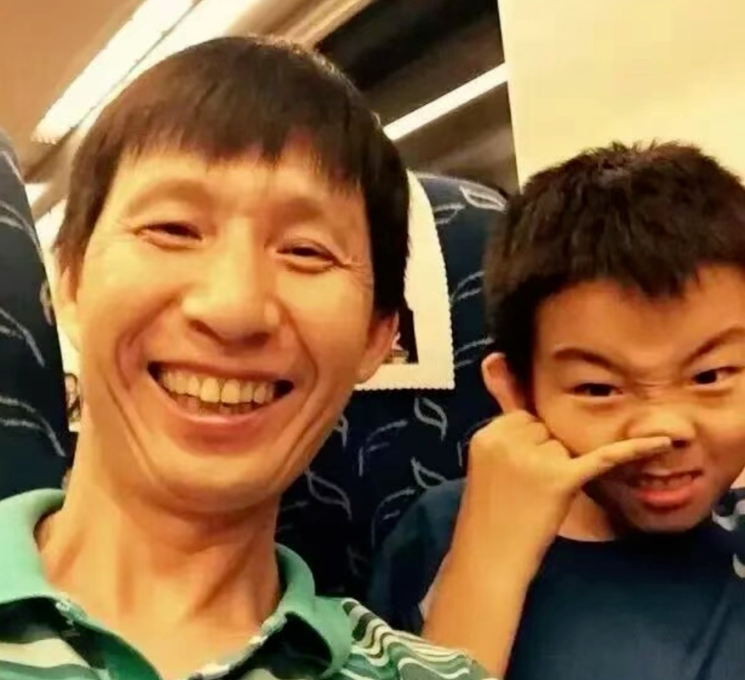小時候愛扮鬼臉的吳宜澤與父親吳傑品。（網上圖片）