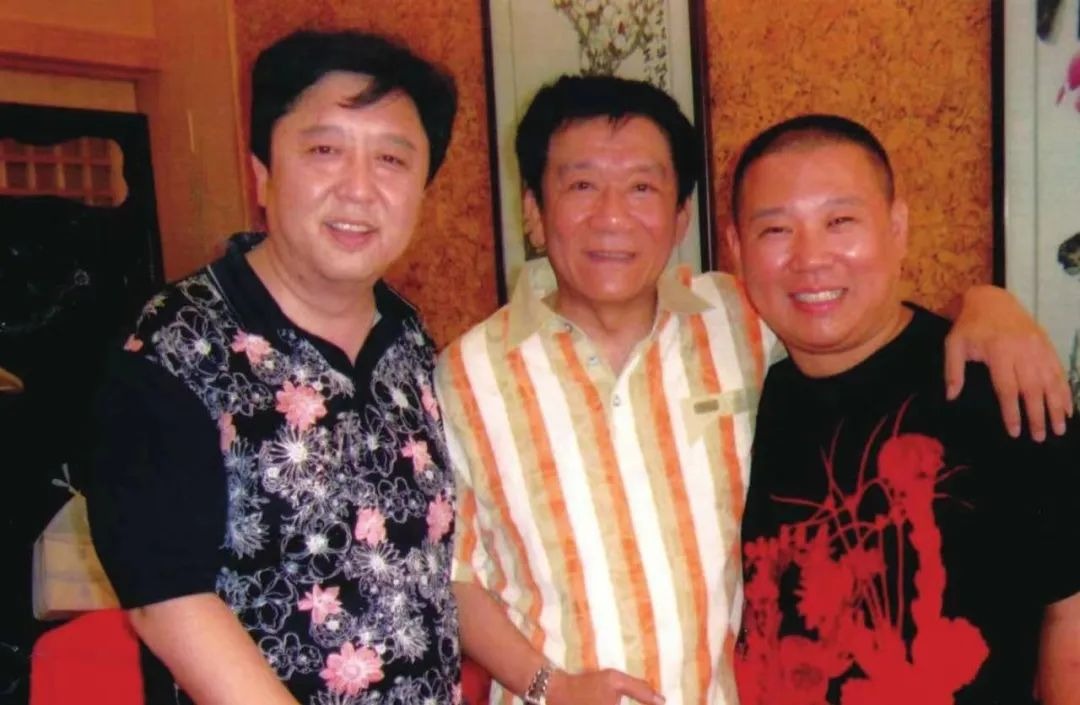 2004年，郭德綱（右）拜在相聲大師侯寶林之子侯耀文（中）門下，在行業內獲得身份認同。